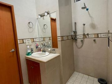 AMPLIA CASA SEMIREMODELADA Y AMPLIADA EN MIRADOR SAN ISIDRO