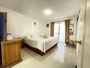 AMPLIA CASA SEMIREMODELADA Y AMPLIADA EN MIRADOR SAN ISIDRO