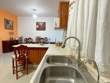 AMPLIA CASA SEMIREMODELADA Y AMPLIADA EN MIRADOR SAN ISIDRO