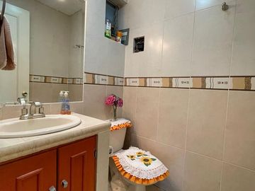 AMPLIA CASA SEMIREMODELADA Y AMPLIADA EN MIRADOR SAN ISIDRO