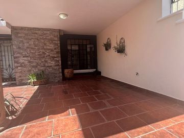 AMPLIA CASA SEMIREMODELADA Y AMPLIADA EN MIRADOR SAN ISIDRO
