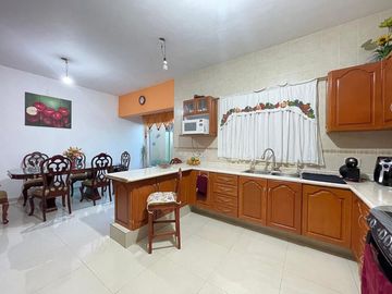 AMPLIA CASA SEMIREMODELADA Y AMPLIADA EN MIRADOR SAN ISIDRO