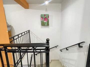 AMPLIA CASA SEMIREMODELADA Y AMPLIADA EN MIRADOR SAN ISIDRO