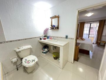 AMPLIA CASA SEMIREMODELADA Y AMPLIADA EN MIRADOR SAN ISIDRO