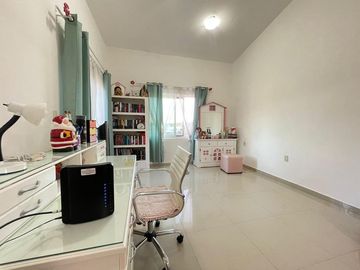 AMPLIA CASA SEMIREMODELADA Y AMPLIADA EN MIRADOR SAN ISIDRO