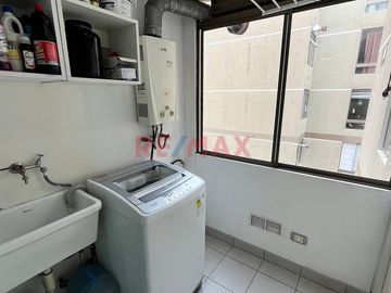 Venta De Departamento Con Vista Exterior Con Balcón, Frente Al Parque Castilla Limite De Lince Con San Isidro