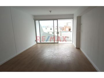 Venta De Departamento Con Vista Exterior Con Balcón, Frente Al Parque Castilla Limite De Lince Con San Isidro