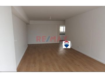 Venta De Departamento Con Vista Exterior Con Balcón, Frente Al Parque Castilla Limite De Lince Con San Isidro