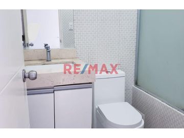 Venta De Departamento Con Vista Exterior Con Balcón, Frente Al Parque Castilla Limite De Lince Con San Isidro