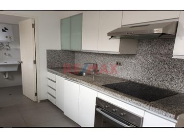 Venta De Departamento Con Vista Exterior Con Balcón, Frente Al Parque Castilla Limite De Lince Con San Isidro