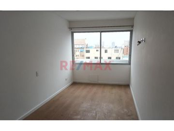 Venta De Departamento Con Vista Exterior Con Balcón, Frente Al Parque Castilla Limite De Lince Con San Isidro