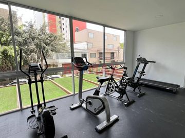 Venta De Departamento Con Vista Exterior Con Balcón, Frente Al Parque Castilla Limite De Lince Con San Isidro