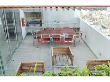 Venta De Departamento Con Vista Exterior Con Balcón, Frente Al Parque Castilla Limite De Lince Con San Isidro