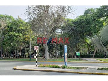 Venta De Departamento Con Vista Exterior Con Balcón, Frente Al Parque Castilla Limite De Lince Con San Isidro