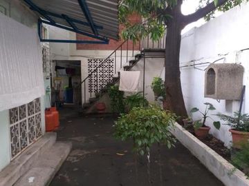 CASA PARA COMERCIO O VIVIENDA BIFAMILIAR DE UNA PLANTA MAS ANEXOS DE DOS PLANTAS.