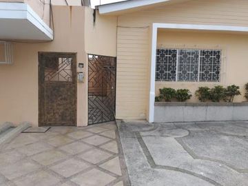 CASA PARA COMERCIO O VIVIENDA BIFAMILIAR DE UNA PLANTA MAS ANEXOS DE DOS PLANTAS.