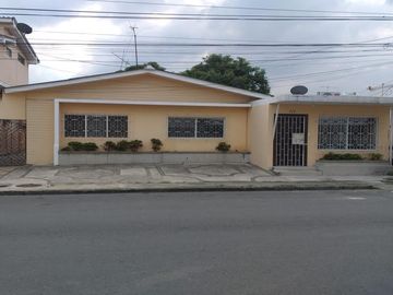 CASA PARA COMERCIO O VIVIENDA BIFAMILIAR DE UNA PLANTA MAS ANEXOS DE DOS PLANTAS.