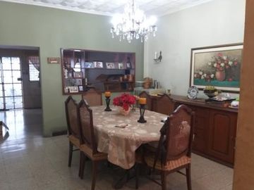 CASA PARA COMERCIO O VIVIENDA BIFAMILIAR DE UNA PLANTA MAS ANEXOS DE DOS PLANTAS.