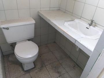 CASA PARA COMERCIO O VIVIENDA BIFAMILIAR DE UNA PLANTA MAS ANEXOS DE DOS PLANTAS.