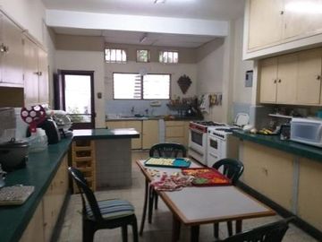 CASA PARA COMERCIO O VIVIENDA BIFAMILIAR DE UNA PLANTA MAS ANEXOS DE DOS PLANTAS.