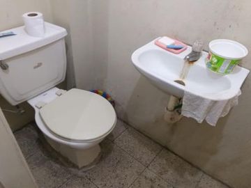 CASA PARA COMERCIO O VIVIENDA BIFAMILIAR DE UNA PLANTA MAS ANEXOS DE DOS PLANTAS.