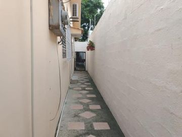 CASA PARA COMERCIO O VIVIENDA BIFAMILIAR DE UNA PLANTA MAS ANEXOS DE DOS PLANTAS.