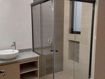 CASA NUEVA EN TEQUISQUIAPAN, SANTA FÉ, QUERÉTARO. UN SOLO NIVEL.