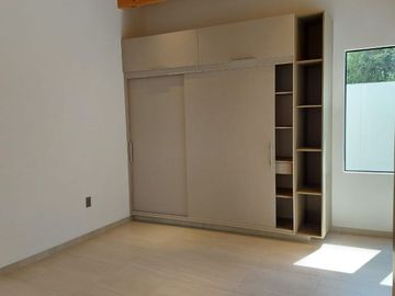 CASA NUEVA EN TEQUISQUIAPAN, SANTA FÉ, QUERÉTARO. UN SOLO NIVEL.