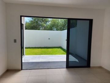 CASA NUEVA EN TEQUISQUIAPAN, SANTA FÉ, QUERÉTARO. UN SOLO NIVEL.
