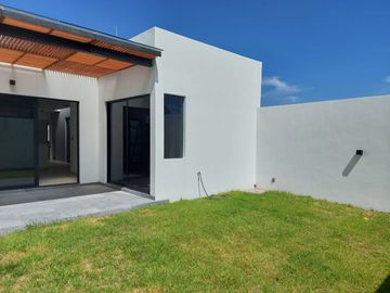 CASA NUEVA EN TEQUISQUIAPAN, SANTA FÉ, QUERÉTARO. UN SOLO NIVEL.