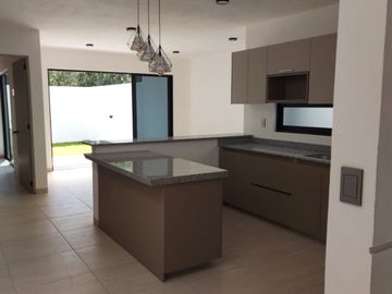 CASA NUEVA EN TEQUISQUIAPAN, SANTA FÉ, QUERÉTARO. UN SOLO NIVEL.