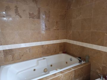 VENDO BELLA CASA FRENTE A PARQUE EL ANCLA EN LA URB LA LAGUNA LA MOLINA!