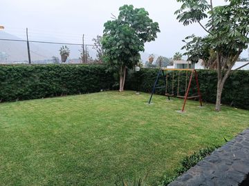 VENDO BELLA CASA FRENTE A PARQUE EL ANCLA EN LA URB LA LAGUNA LA MOLINA!