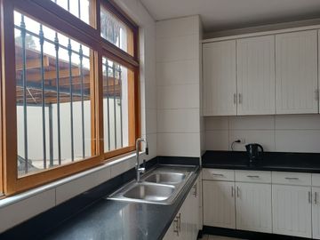 VENDO BELLA CASA FRENTE A PARQUE EL ANCLA EN LA URB LA LAGUNA LA MOLINA!