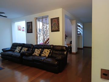 VENDO BELLA CASA FRENTE A PARQUE EL ANCLA EN LA URB LA LAGUNA LA MOLINA!