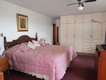VENDO BELLA CASA FRENTE A PARQUE EL ANCLA EN LA URB LA LAGUNA LA MOLINA!