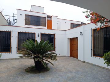 VENDO BELLA CASA FRENTE A PARQUE EL ANCLA EN LA URB LA LAGUNA LA MOLINA!