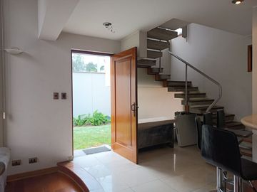 VENDO BELLA CASA FRENTE A PARQUE EL ANCLA EN LA URB LA LAGUNA LA MOLINA!