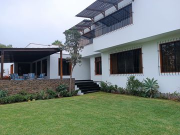 VENDO BELLA CASA FRENTE A PARQUE EL ANCLA EN LA URB LA LAGUNA LA MOLINA!