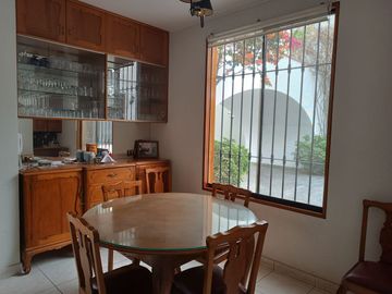 VENDO BELLA CASA FRENTE A PARQUE EL ANCLA EN LA URB LA LAGUNA LA MOLINA!