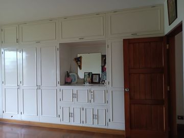VENDO BELLA CASA FRENTE A PARQUE EL ANCLA EN LA URB LA LAGUNA LA MOLINA!