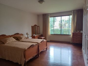 VENDO BELLA CASA FRENTE A PARQUE EL ANCLA EN LA URB LA LAGUNA LA MOLINA!