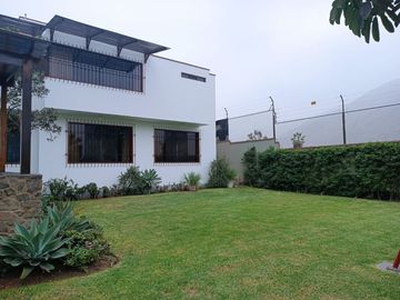VENDO BELLA CASA FRENTE A PARQUE EL ANCLA EN LA URB LA LAGUNA LA MOLINA!
