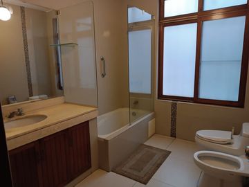 VENDO BELLA CASA FRENTE A PARQUE EL ANCLA EN LA URB LA LAGUNA LA MOLINA!