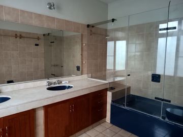VENDO BELLA CASA FRENTE A PARQUE EL ANCLA EN LA URB LA LAGUNA LA MOLINA!