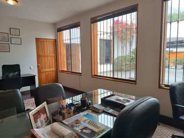 VENDO BELLA CASA FRENTE A PARQUE EL ANCLA EN LA URB LA LAGUNA LA MOLINA!