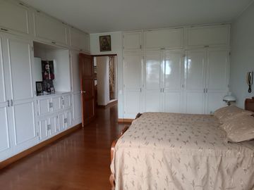 VENDO BELLA CASA FRENTE A PARQUE EL ANCLA EN LA URB LA LAGUNA LA MOLINA!