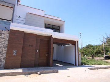 LINDA  CASA EN VENTA URB. MIRAFLORES COUNTRY CLUB-CASTILLA-PIURA