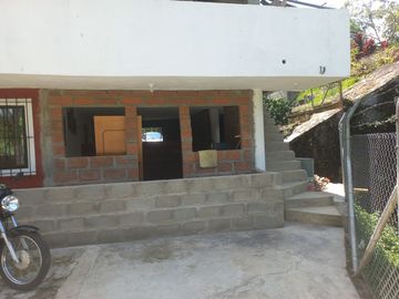 VENDO CASA FINCA BARATA POR SER CON COMPRAVENTA EN BARBOSA ANTIOQUIA.