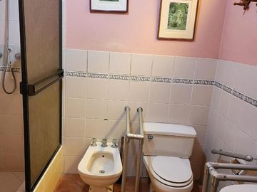CASA POR REMODELAR - 3 PISOS - 7 DOR. - 1 COCHERA - PARALELA CUADRA 13 AV. LA MARINA